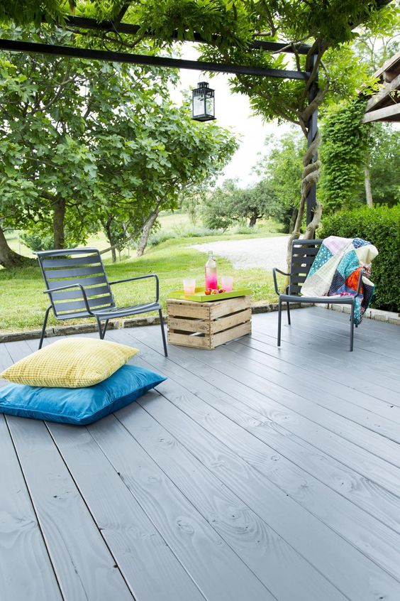 peinture-teinure-peindre-teindre-terrasse-bois-choisir-conseils-décoration-coussins-colores-jardin-couleurs