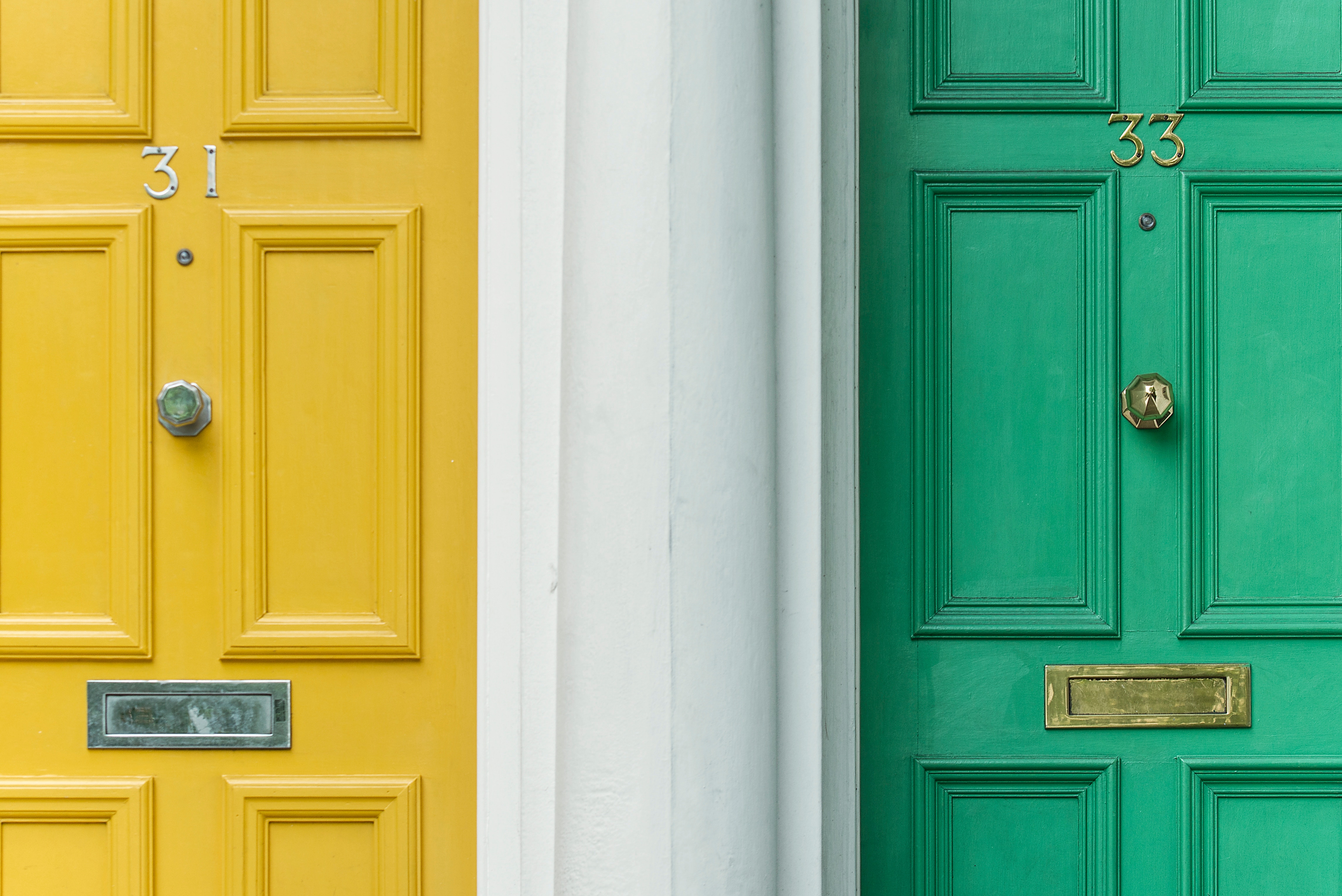 Deux portes d'entrée vertes et jaunes